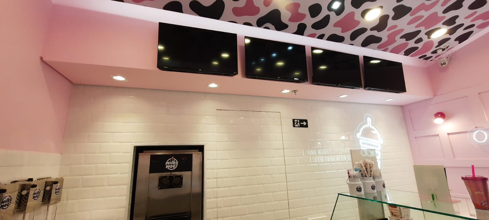 Integração de iluminação, forro e equipamentos
