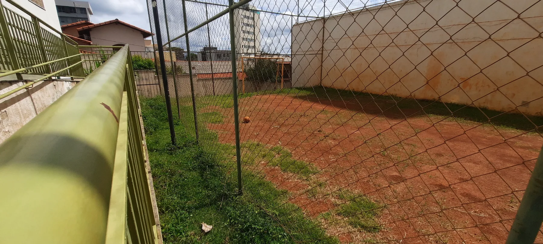 Piso natural e alambrado na condição inicial