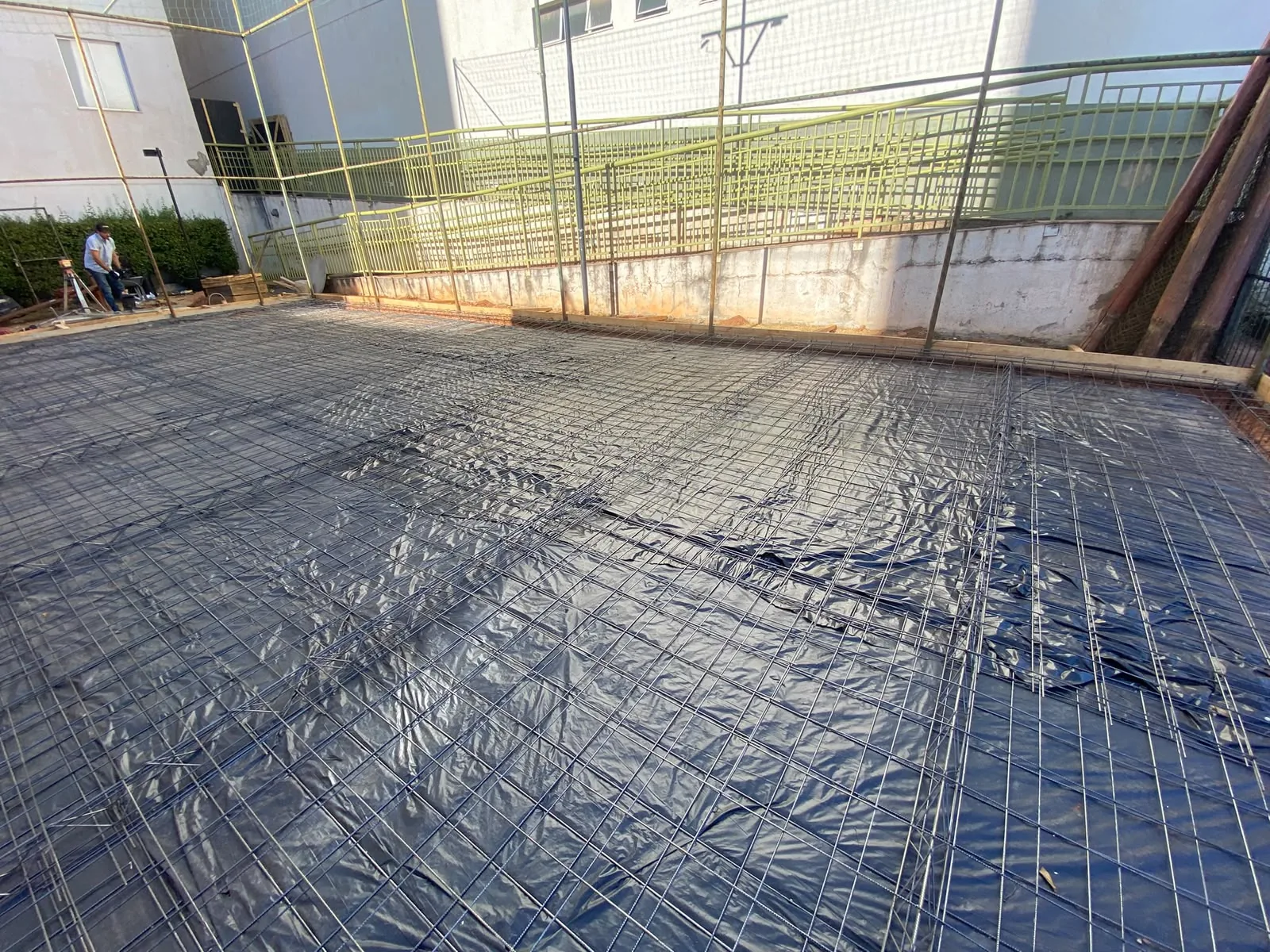 Armação do piso da quadra antes da concretagem