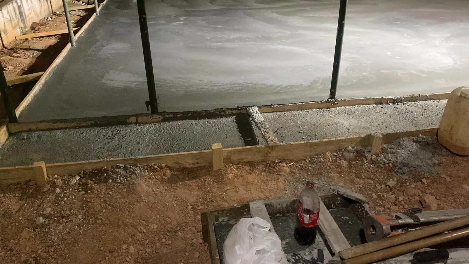 Faixa perimetral concretada junto ao piso da quadra