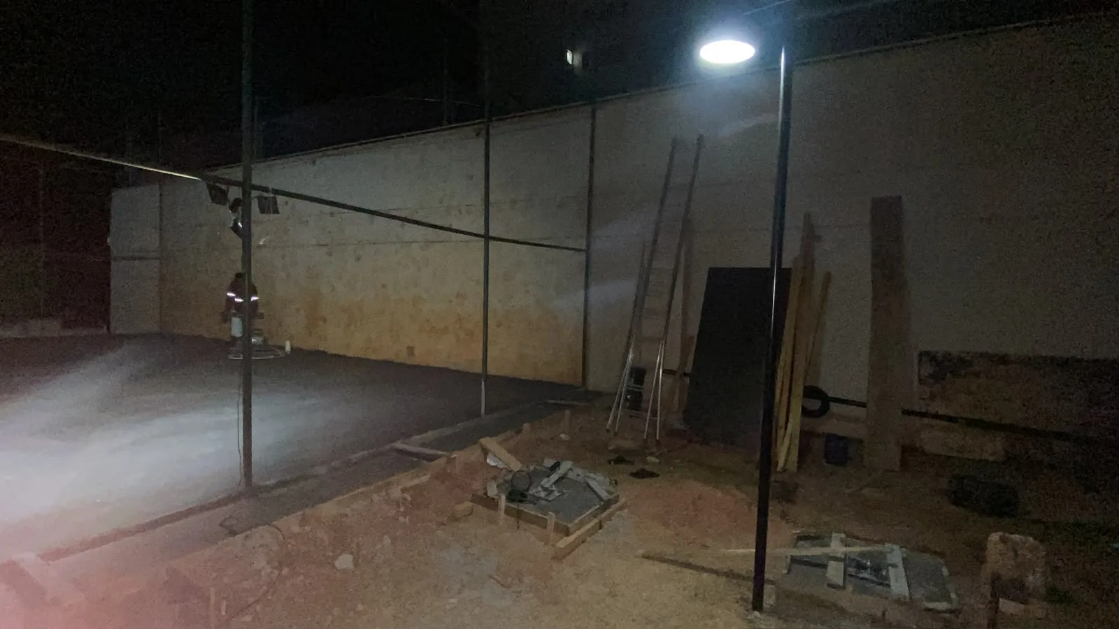Vista geral da quadra após concretagem em etapa de acabamento