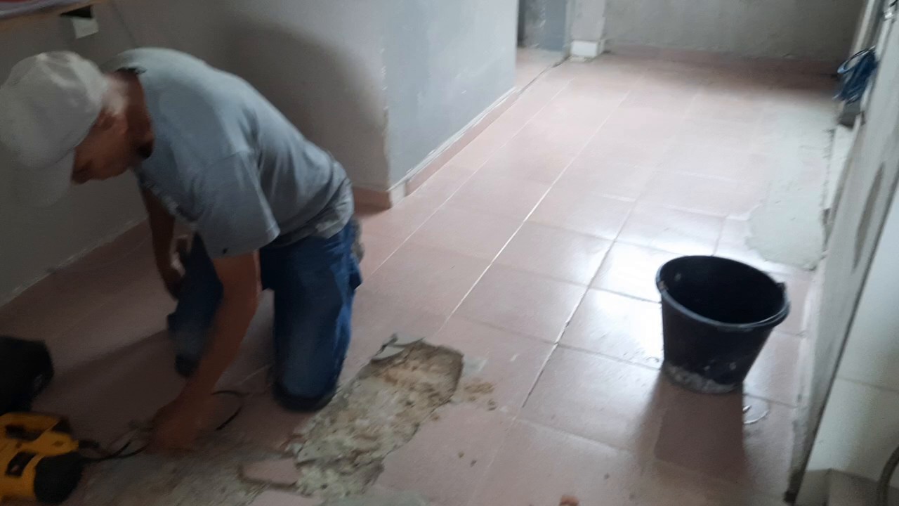 Demolição e retirada do piso existente