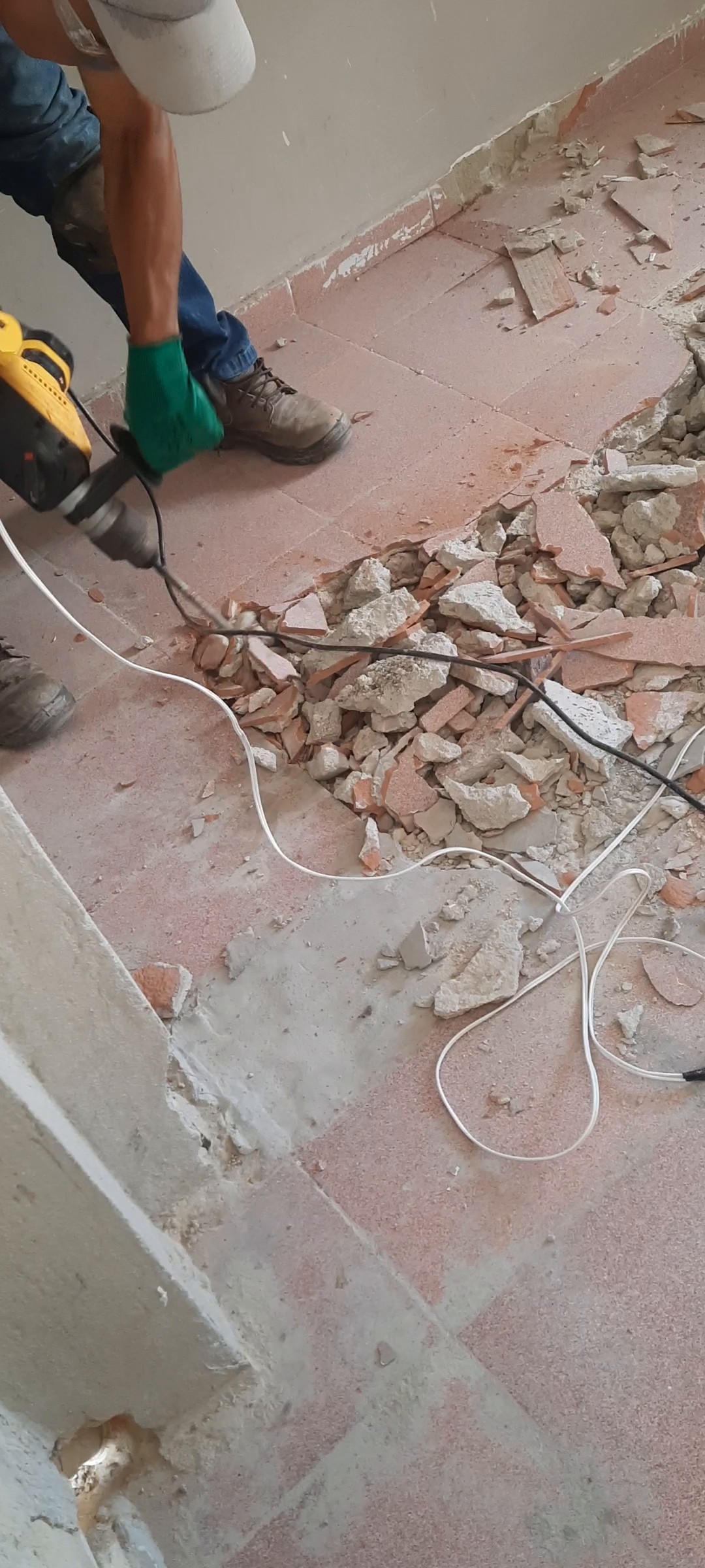 Remoção do revestimento e limpeza da base