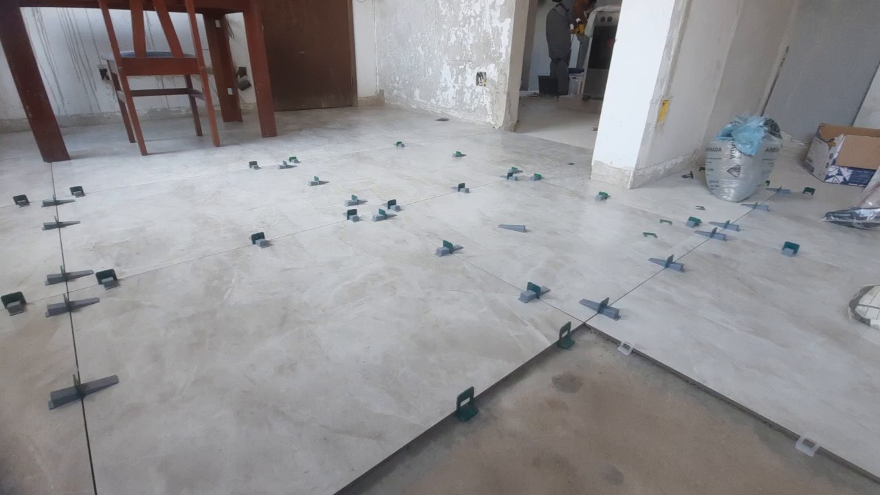 Avanço do novo piso pelos ambientes do apartamento