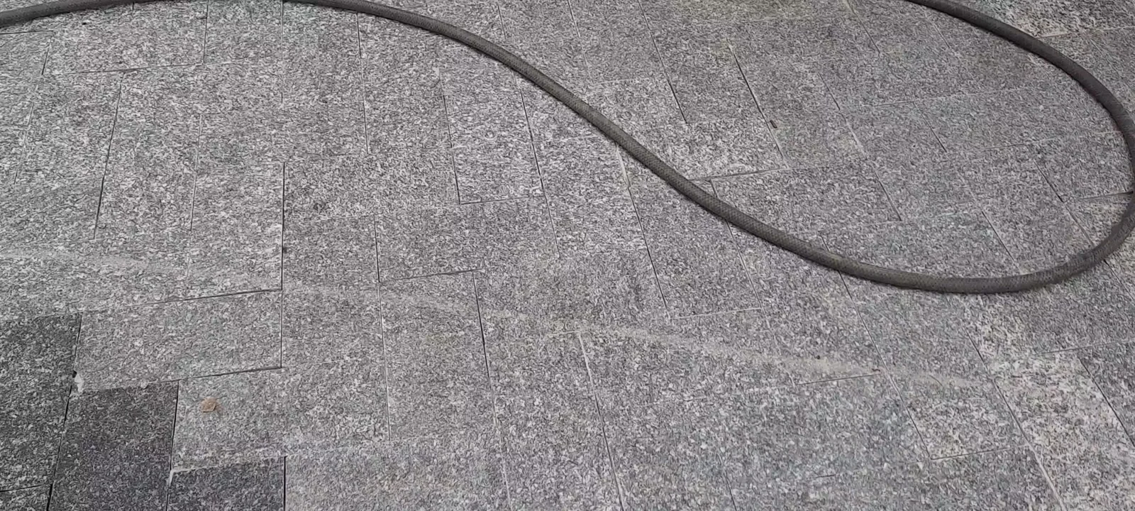Novo acabamento em placas de pedra natural na entrada de veículos