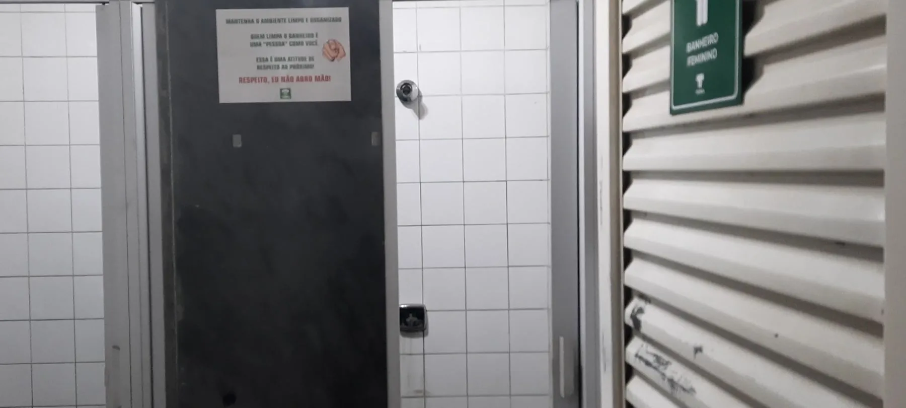 Entrada do sanitário antes da reforma