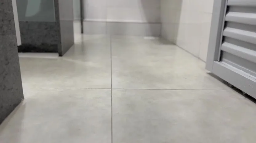 Piso do sanitário após a reforma