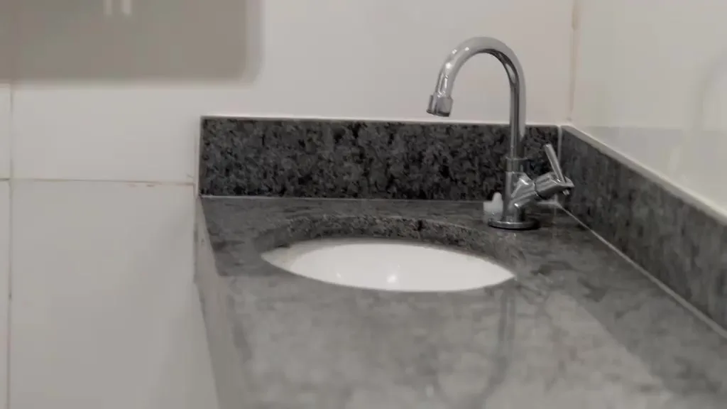Bancada de granito e lavatório
