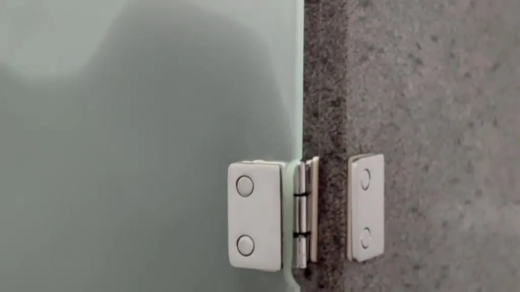 Detalhe da ferragem da divisória